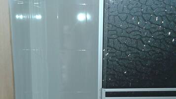 Family Room | Bathroom | Shower