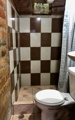 Cabin có tầm nhìn toàn cảnh, lò sưởi, quang cảnh hồ | Phòng tắm | Buồng tắm vòi sen, vòi sen phun mưa, đồ dùng nhà tắm miễn phí 