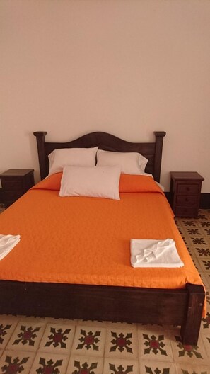 Doppelzimmer, 1 Queen-Bett (Avellanal) | Schreibtisch, schallisolierte Zimmer, kostenloses WLAN