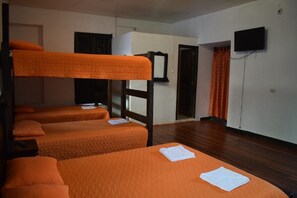Habitación familiar (Verdes) | Escritorio, sistema de insonorización, wifi gratis