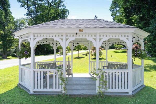 Terrace/patio - Iron Masters - Inn on Main (Lakeville)