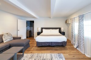 Premium bedding, individually decorated, individually furnished, desk - Iron Masters - Inn on Main (Lakeville)