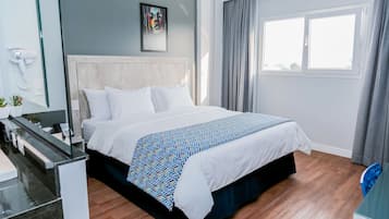 Roupas de cama premium, frigobar, cofres nos quartos, cortinas blackout