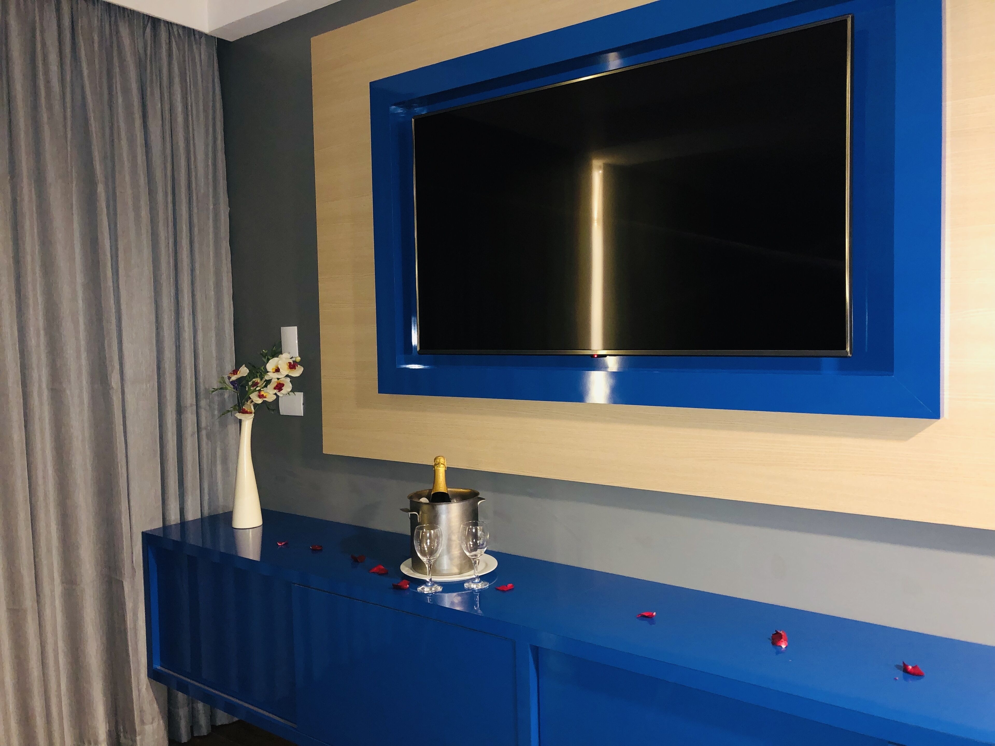 superior studio suite | television