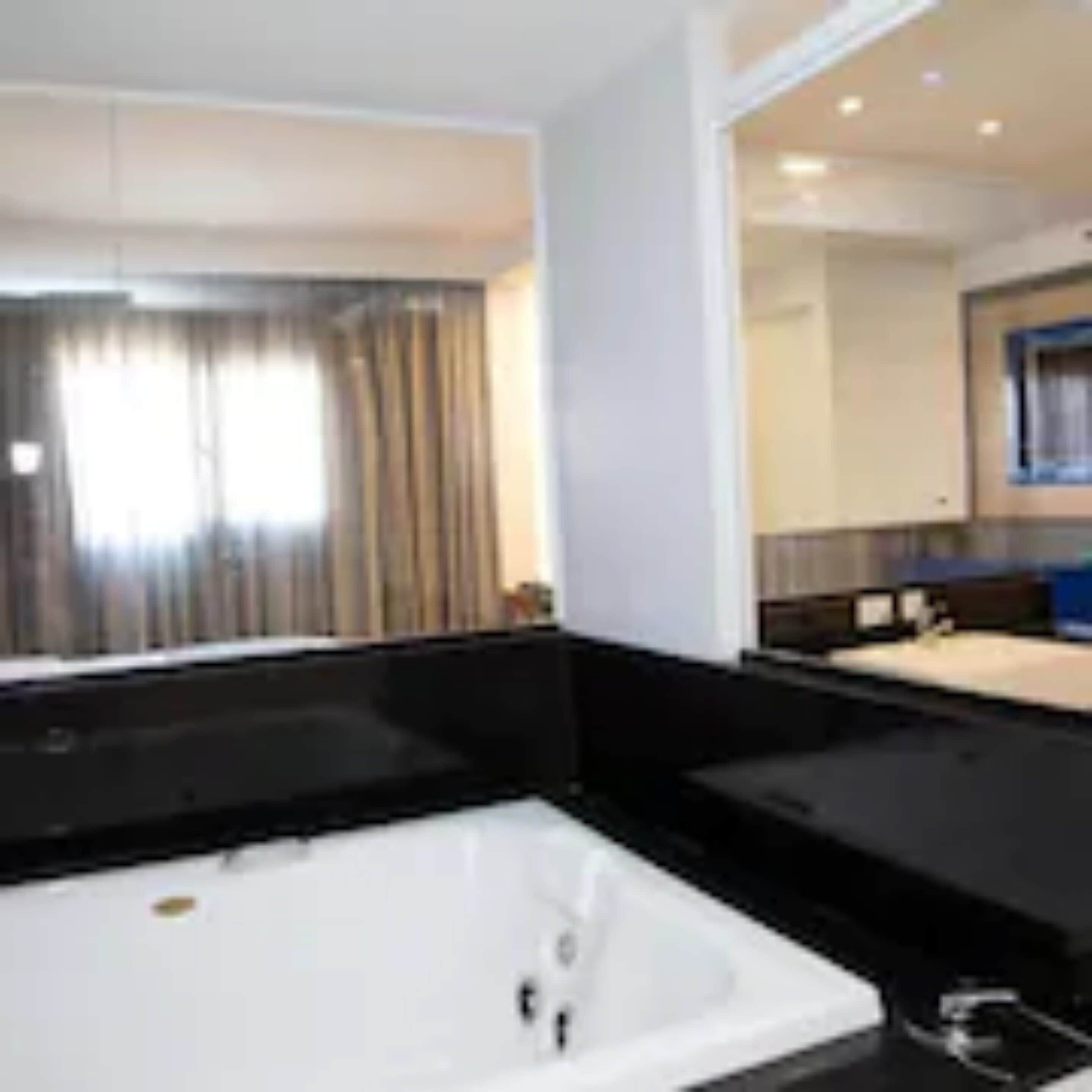 luxury suite | jetted bathtub