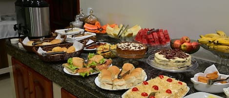 Déjeuner, dßner et souper servis sur place; cuisine locale