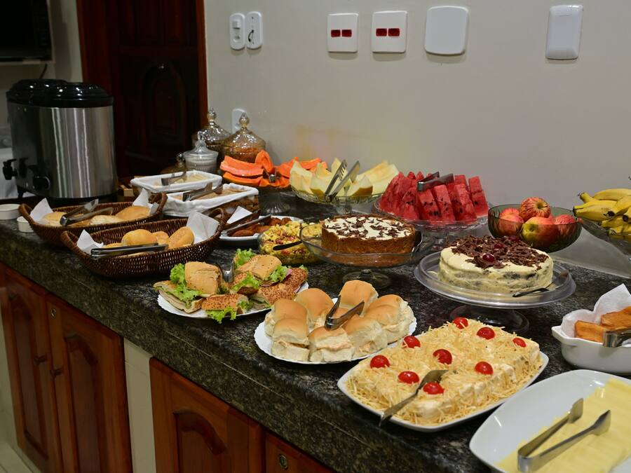Se sirven desayunos, almuerzos y cenas; cocina local