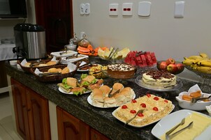 Café da manhã, almoço e jantar; culinária local 