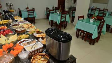 朝食、ランチ、ディナーに営業 (郷土料理)