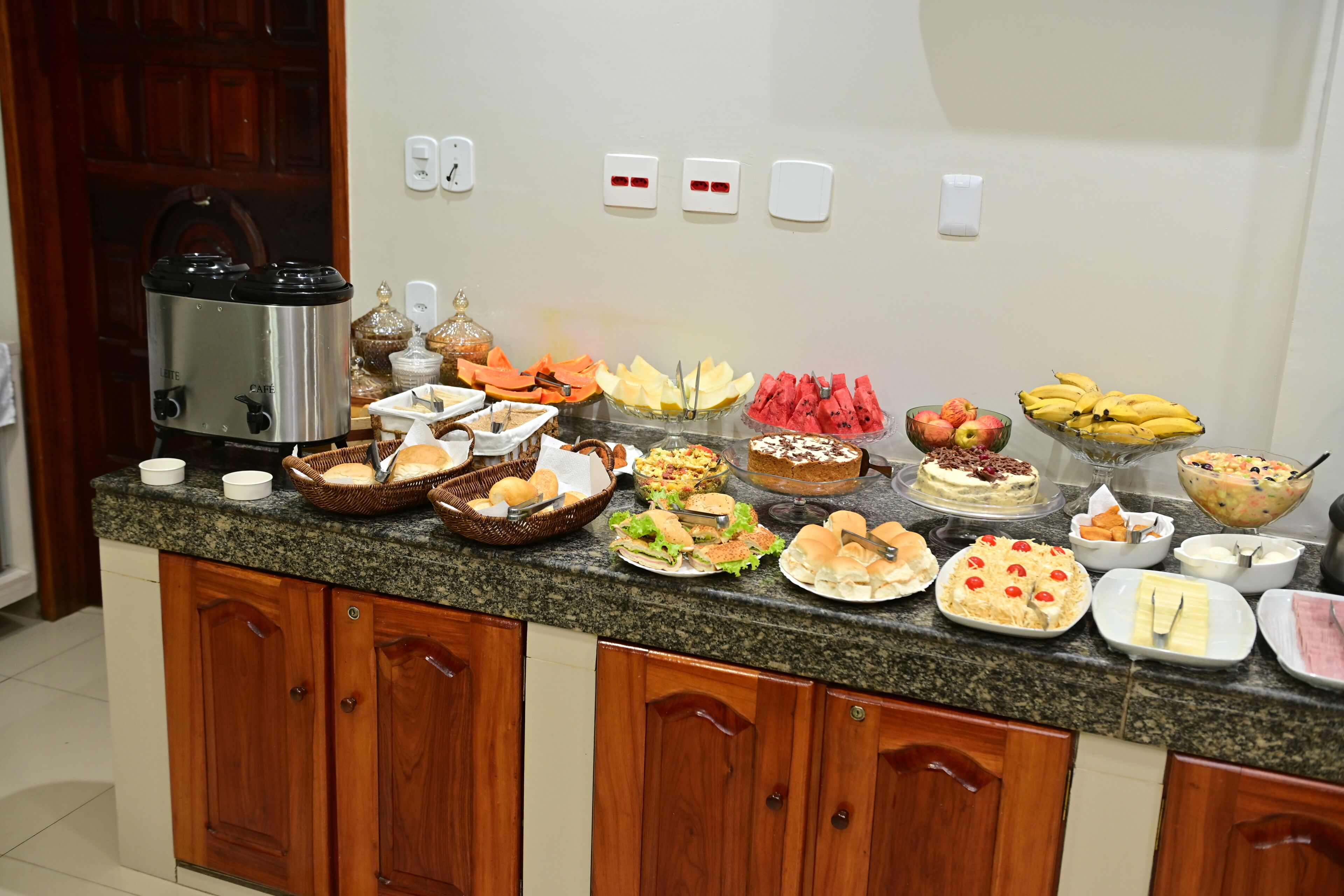 Café da manhã, almoço e jantar; culinária local 