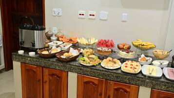 Café da manhã, almoço e jantar; culinária local