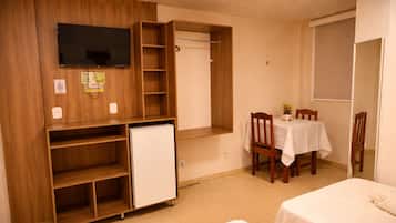 Minibar, escritorio y espacio para trabajar con laptop