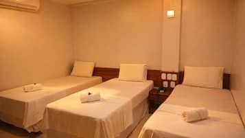 Apartamento Triplo | ميني بار ومكتب ومساحة عمل للكمبيوتر المحمول وستائر تعتيم