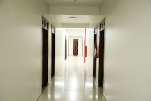 Een 32-inch ledtelevisie met kabelzenders en televisie