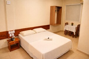 Frigobar, escrivaninha, espaço de trabalho para notebook