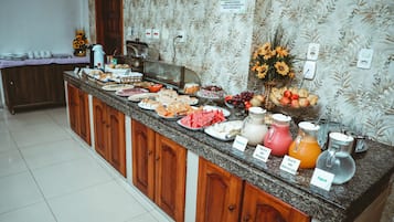 Café da manhã, almoço e jantar; culinária local