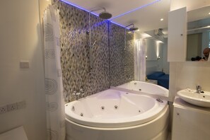 Romantische studio, 1 queensize bed, bubbelbad (1) | Bubbelbad