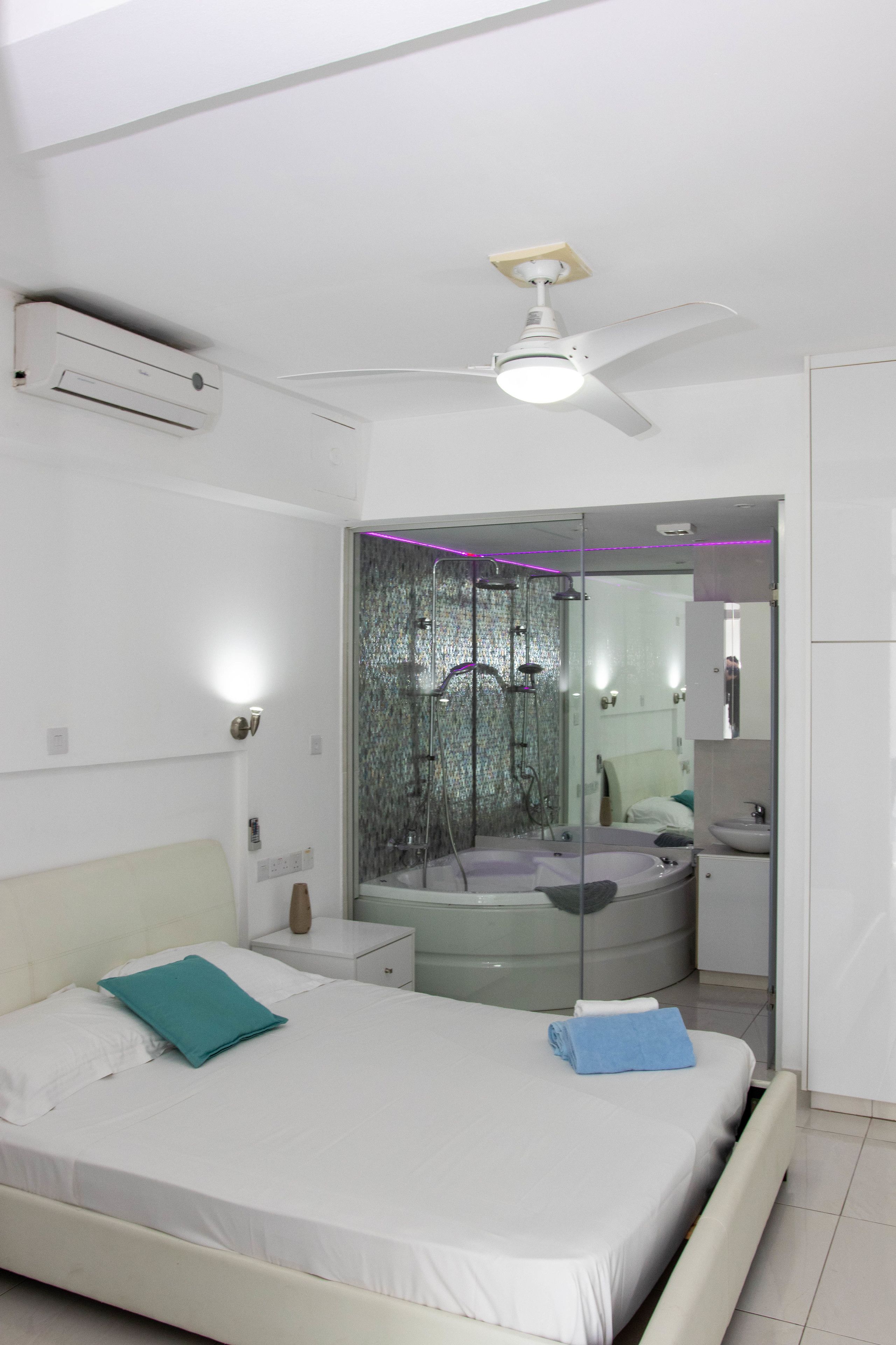 Romantic Studio, 1 Queen Bed, Jetted Tub (1) | Jetted bathtub