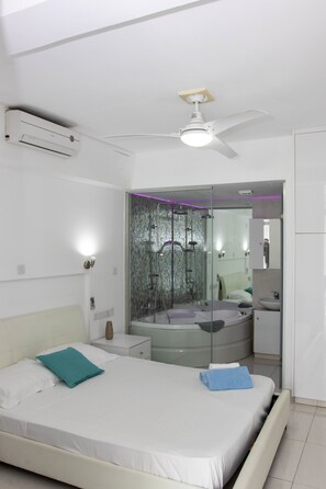 Romantic Studio, 1 Queen Bed, Jetted Tub (1) | Jetted bathtub