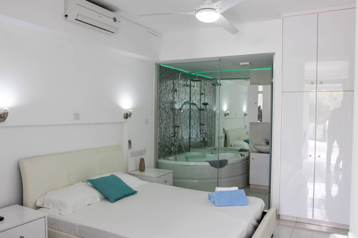 Romantische studio, 1 queensize bed, bubbelbad (1) | Badkamer | Een douche, een haardroger, badjassen, handdoeken