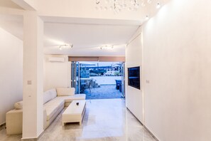 Luxury Apartment, 3 Bedrooms, Hot Tub (Terrace, 7) | Living area