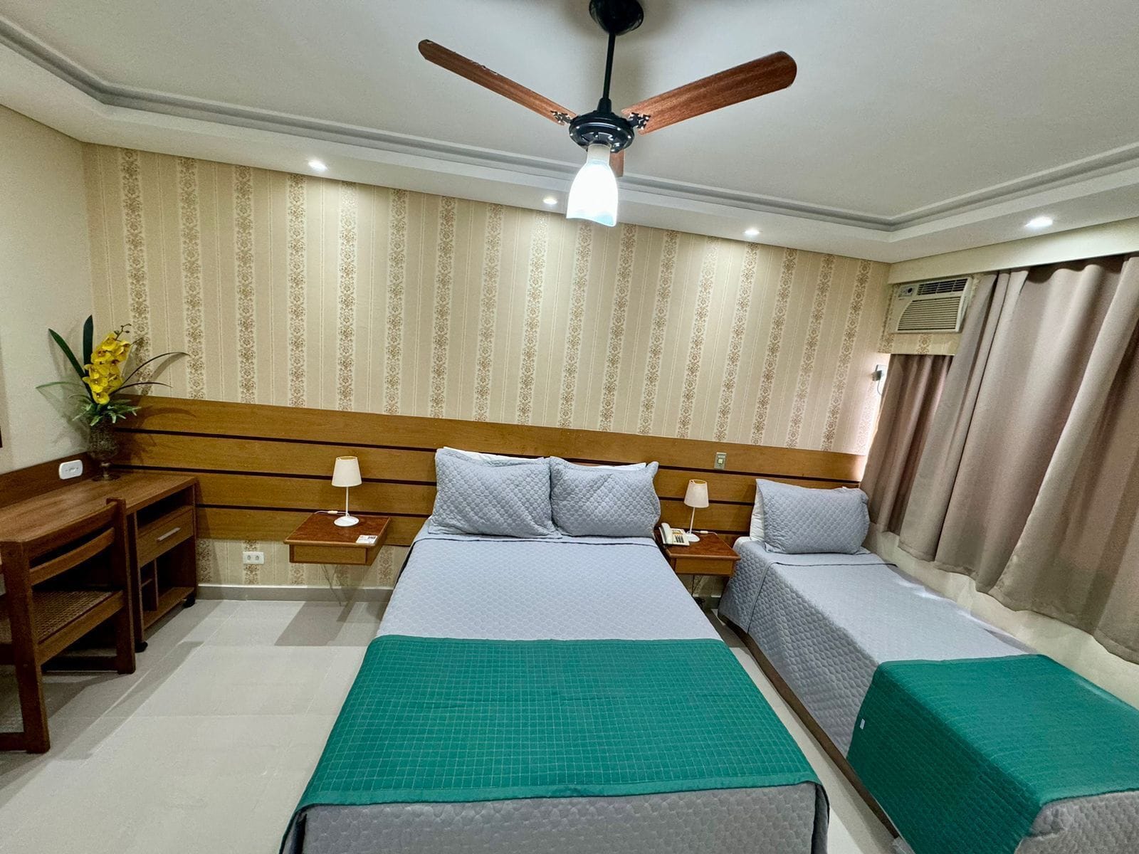 Habitación triple Deluxe | Minibar, wifi gratis, ropa de cama