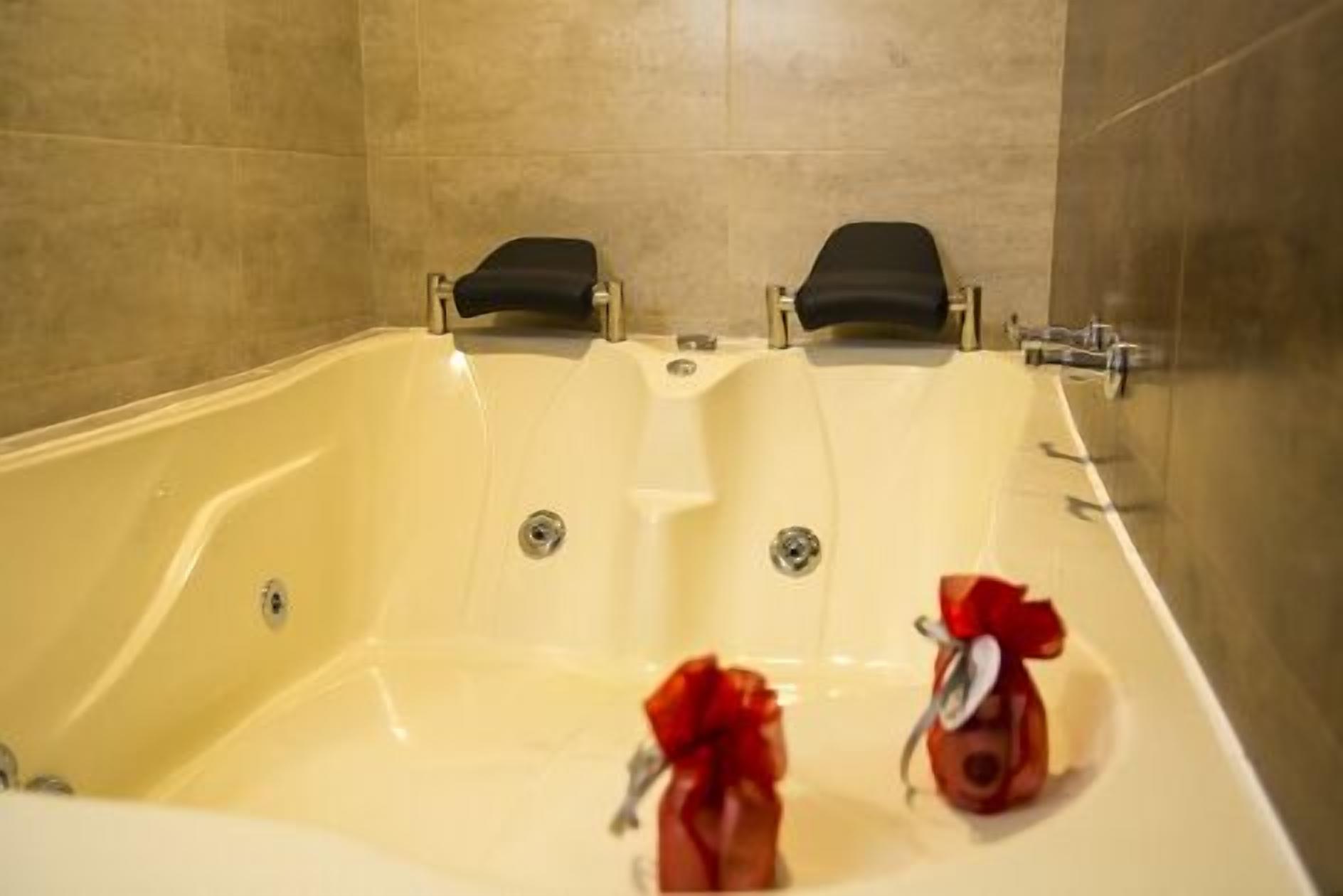 deluxe suite | jetted bathtub