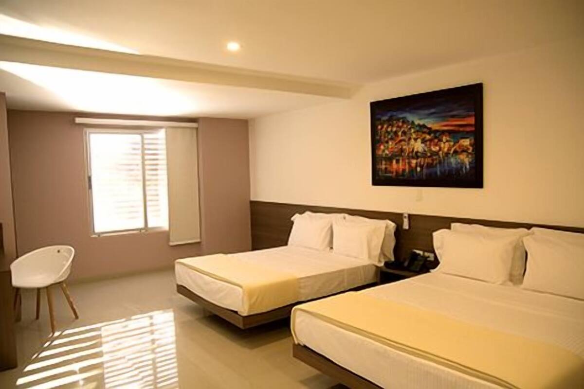 Minibar, brankas, meja kerja, dan kedap suara