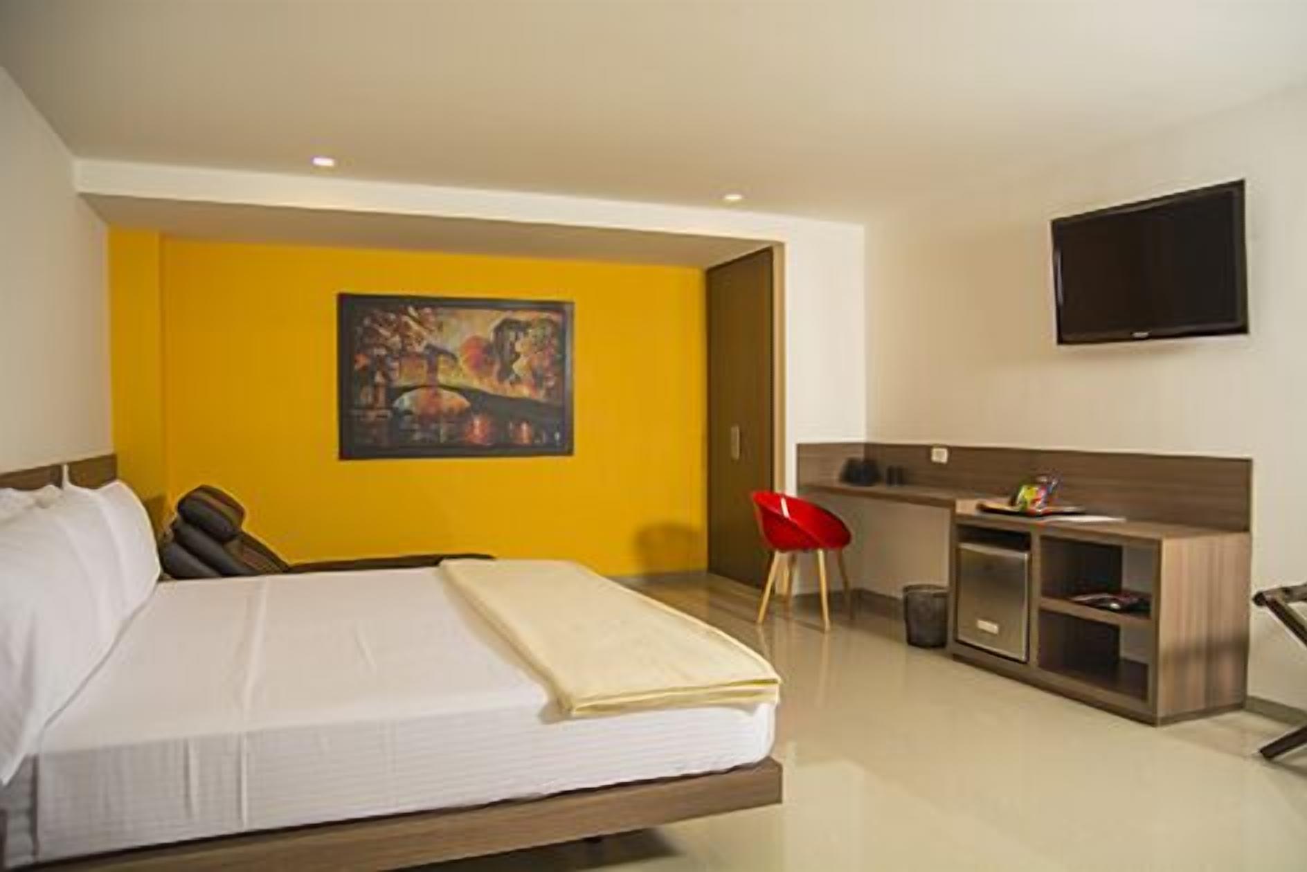 deluxe suite | minibar, in-room safe, desk, soundproofing