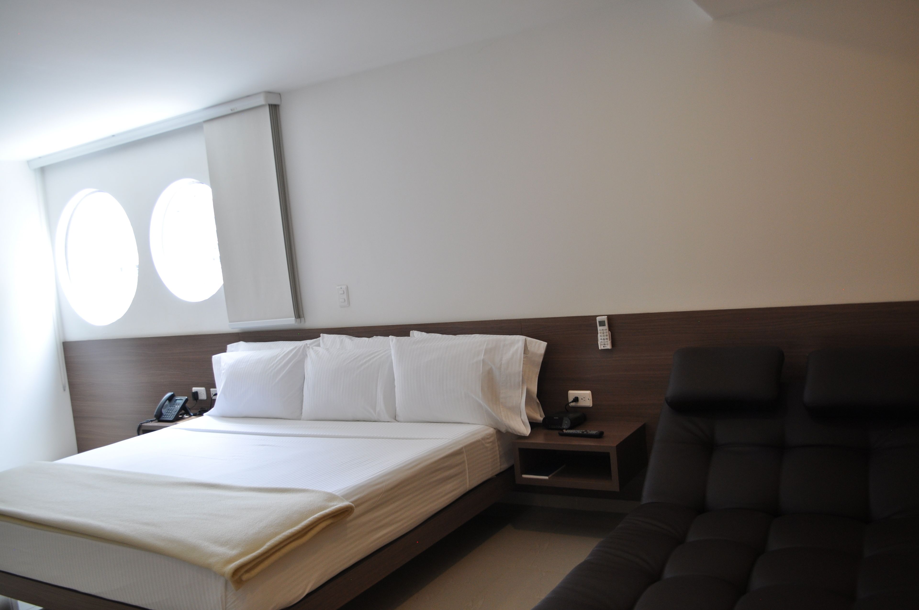 deluxe suite | minibar, in-room safe, desk, soundproofing