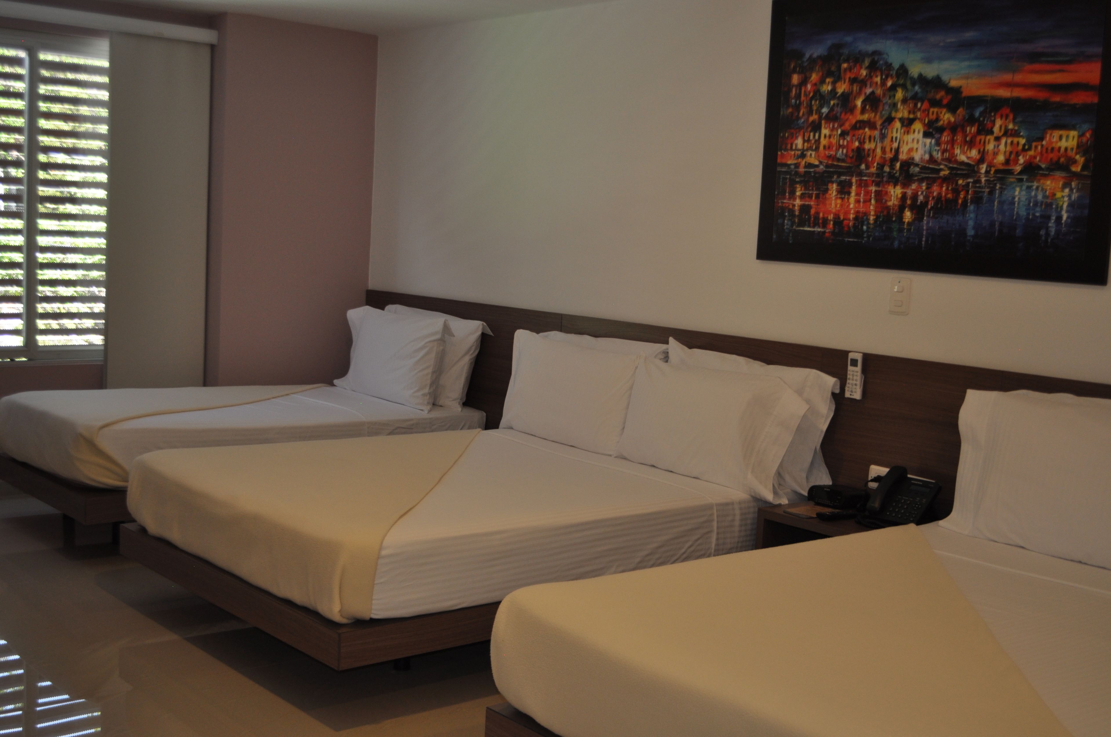 family room | minibar, in-room safe, desk, soundproofing