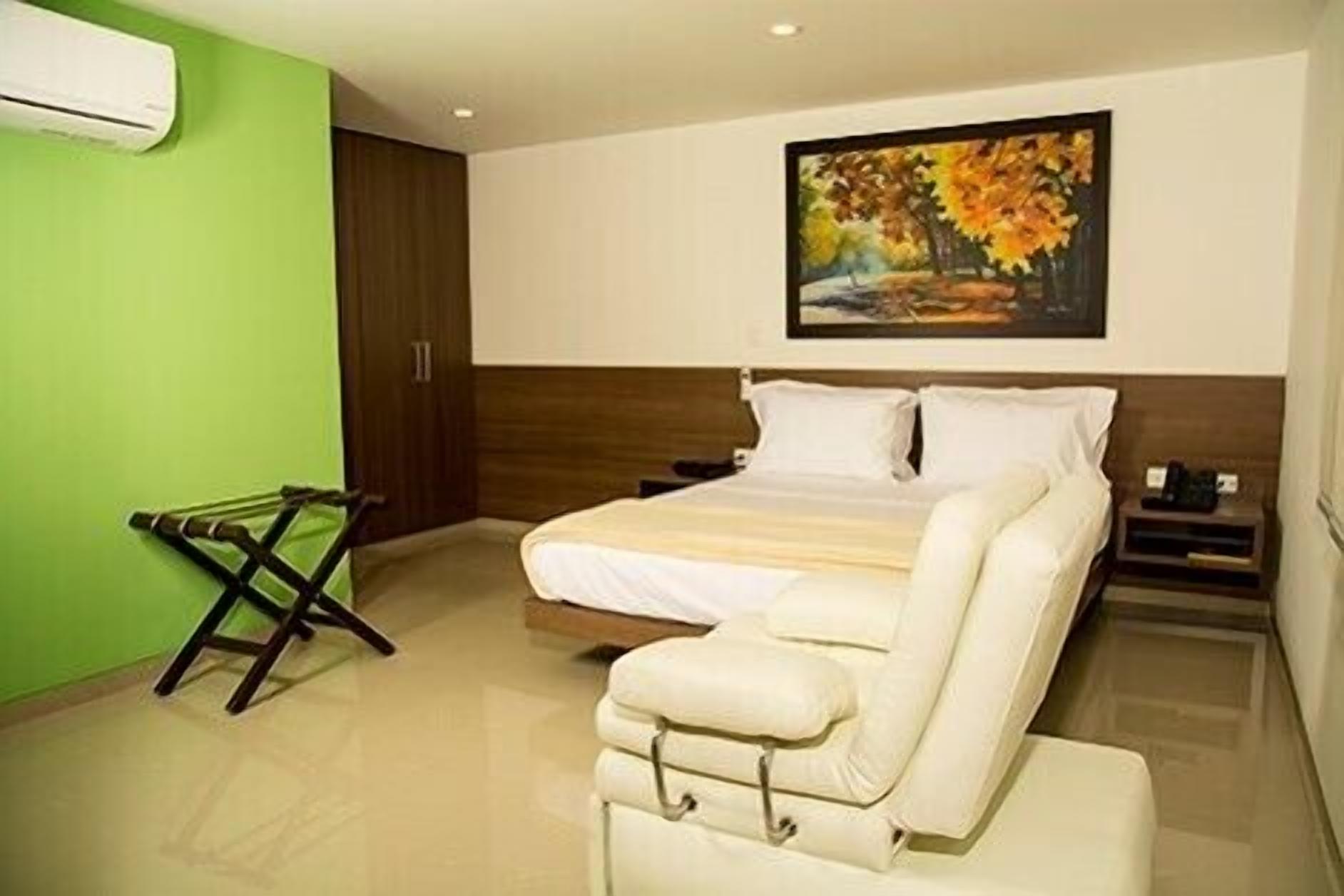 junior suite | minibar, in-room safe, desk, soundproofing