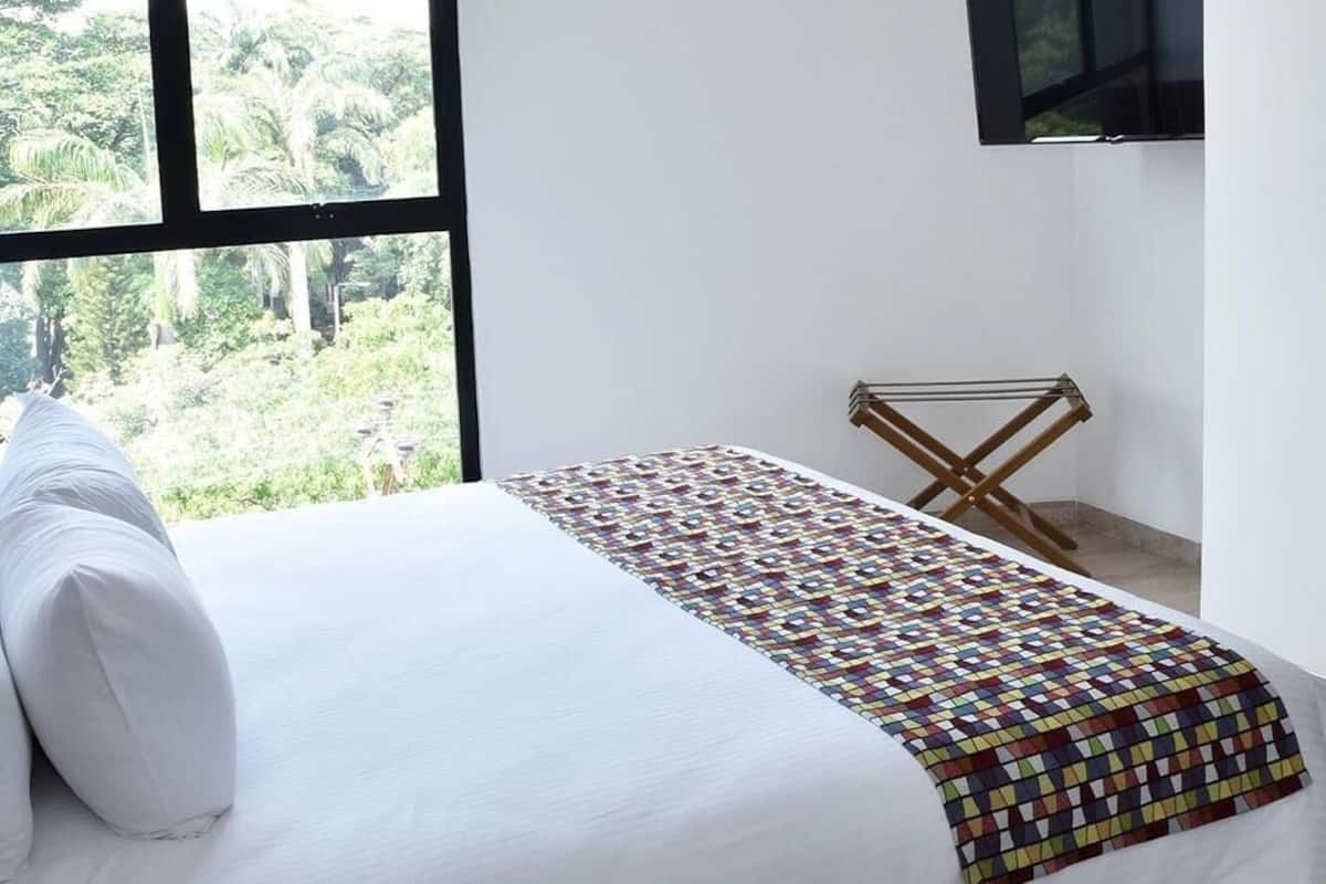 Standard-Doppelzimmer, 1 Queen-Bett | Minibar, Zimmersafe, Schreibtisch, schallisolierte Zimmer