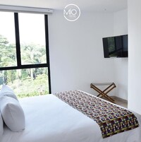 Minibar, caja de seguridad en la habitación y escritorio 