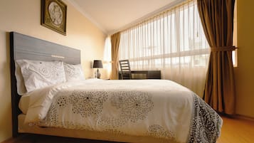 ์ฑ๊ธ๋ฃธ | ๊ณ ๊ธ ์นจ๊ตฌ, ์ฑ
์, ๋ฌด๋ฃ WiFi, ํ ์ฒด์ด๋ก ์ด์ฉ ๊ฐ๋ฅ