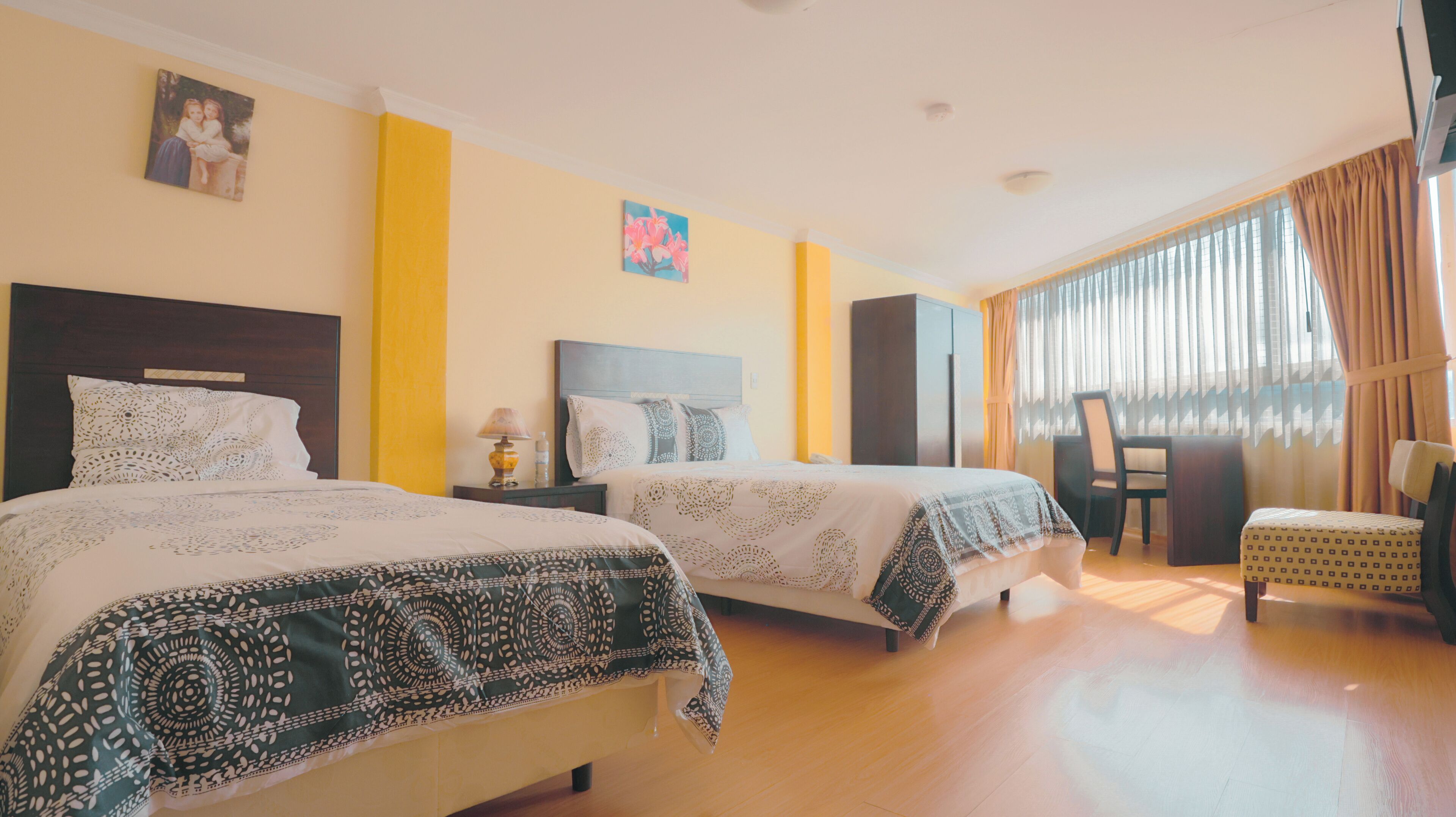 Habitación con 2 camas individuales | Ropa de cama de alta calidad, escritorio y wifi gratis 
