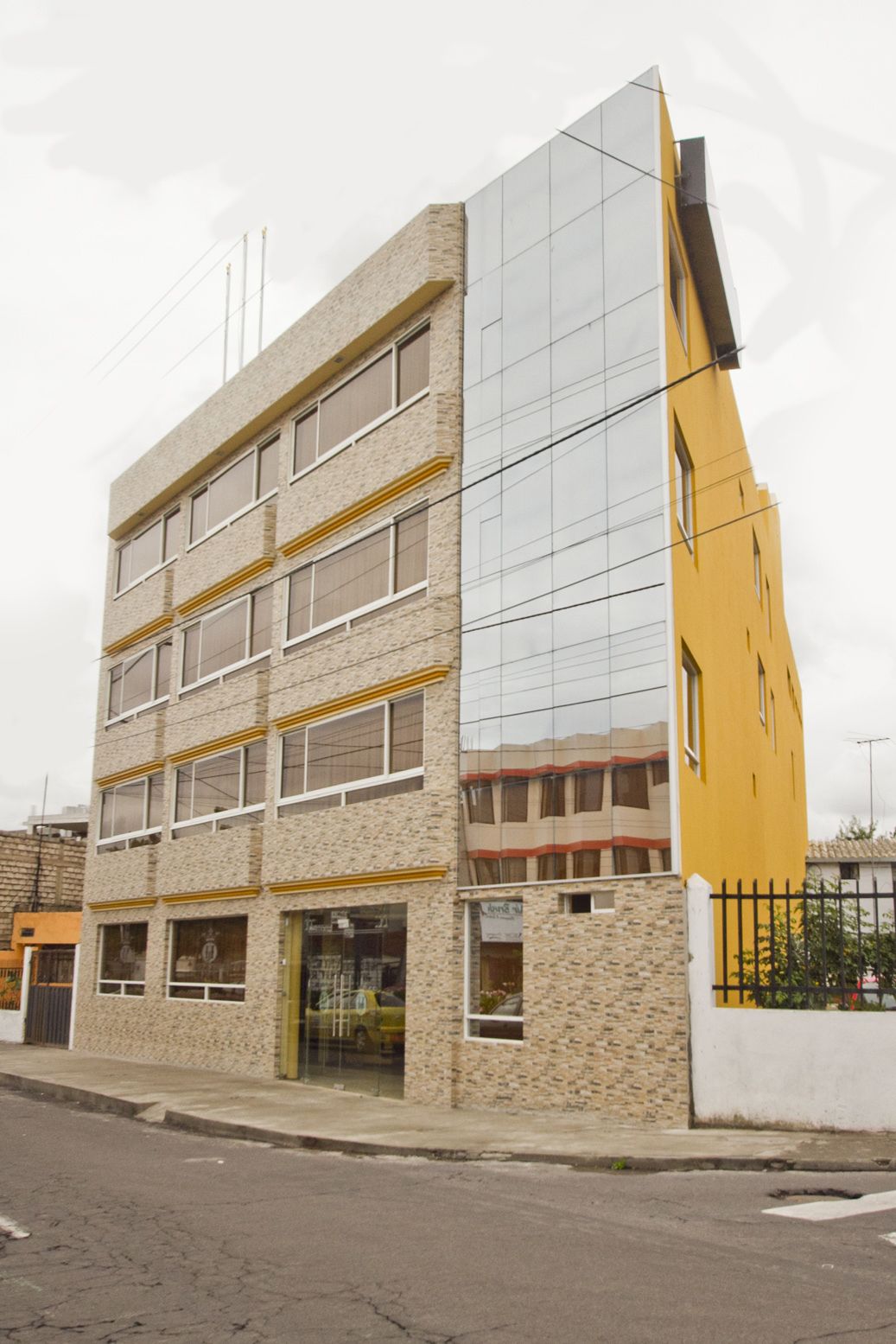 施設の正面 (日没後)