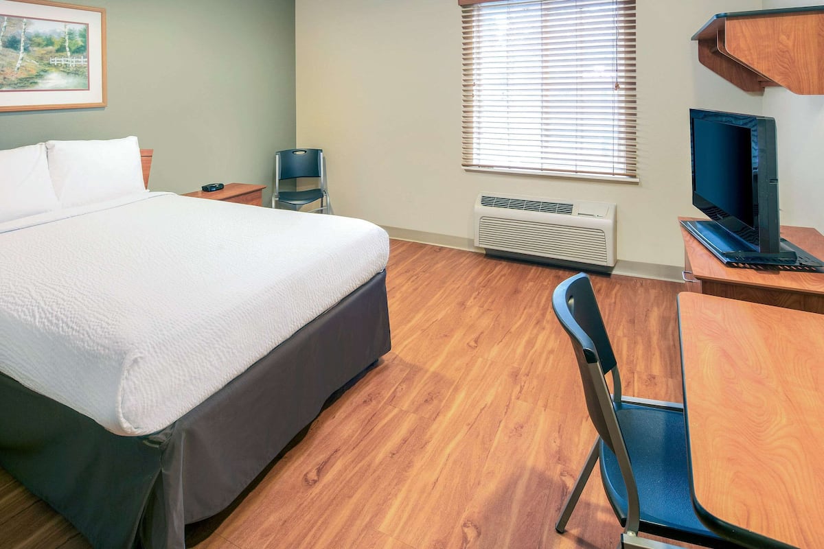 In-room safe, desk, laptop workspace, blackout drapes