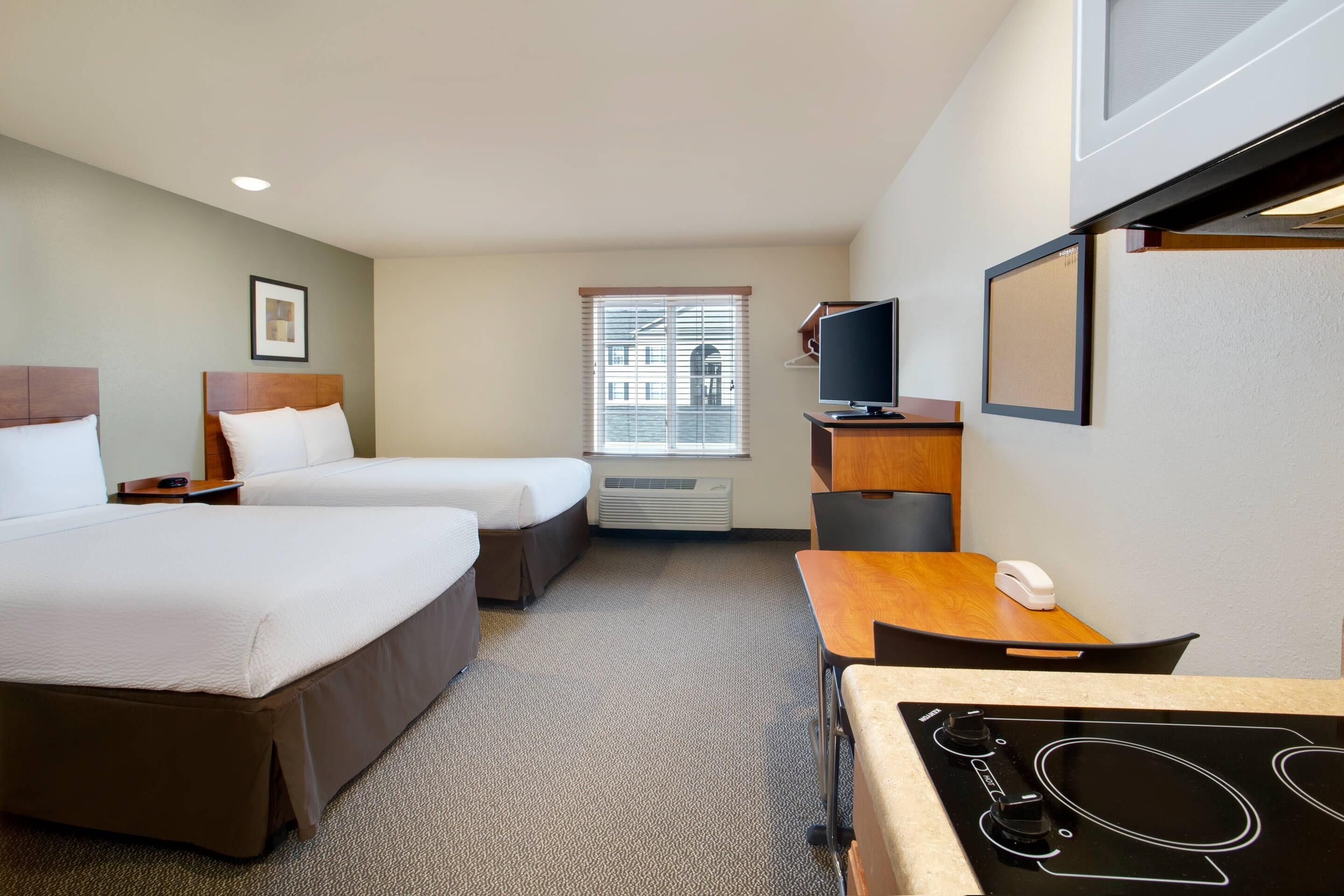 خزنة داخل الغرفة ومكتب ومساحة عمل للكمبيوتر المحمول وستائر تعتيم