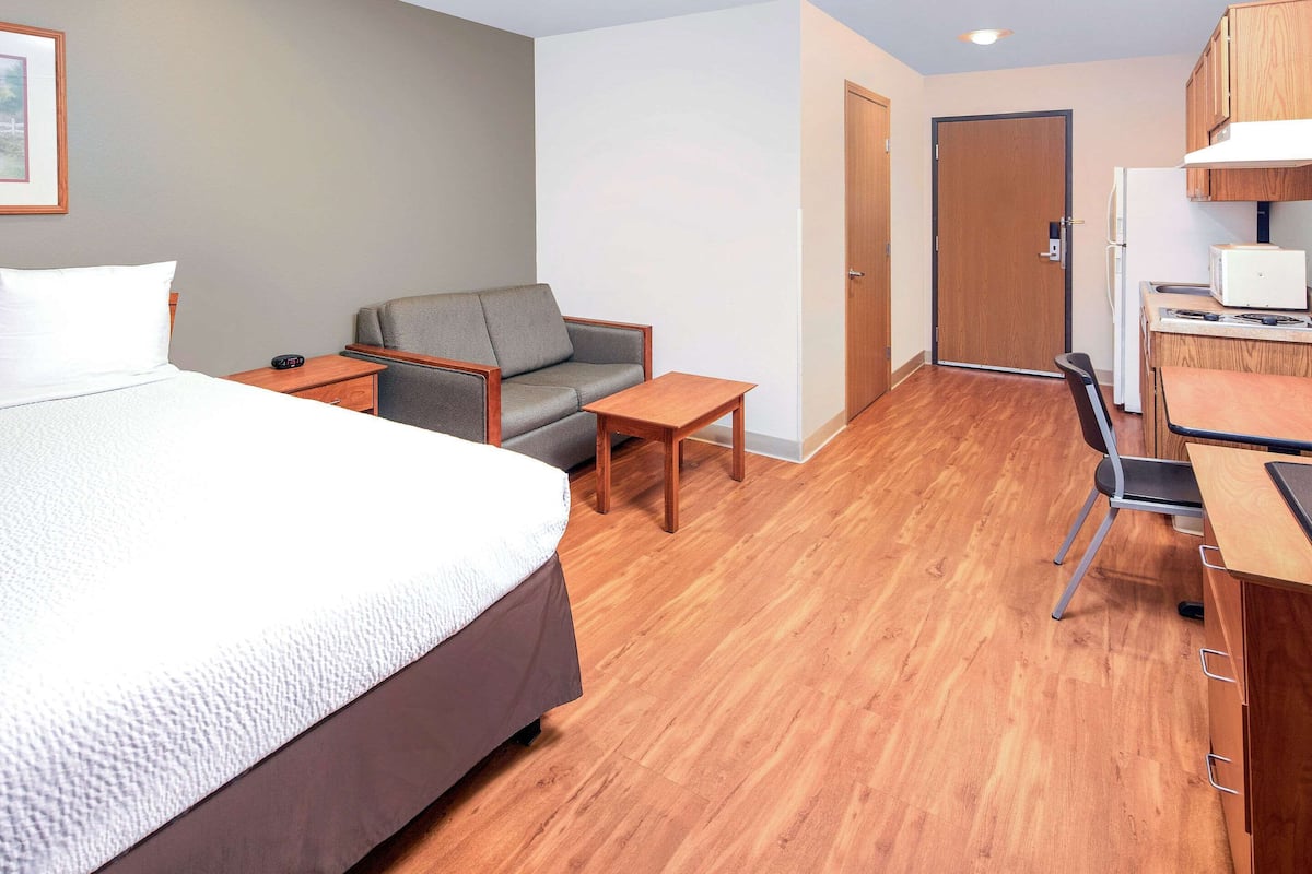 In-room safe, desk, laptop workspace, blackout drapes