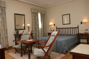 Doppel- oder Zweibettzimmer | Minibar, Schreibtisch, kostenlose Babybetten, Zustellbetten