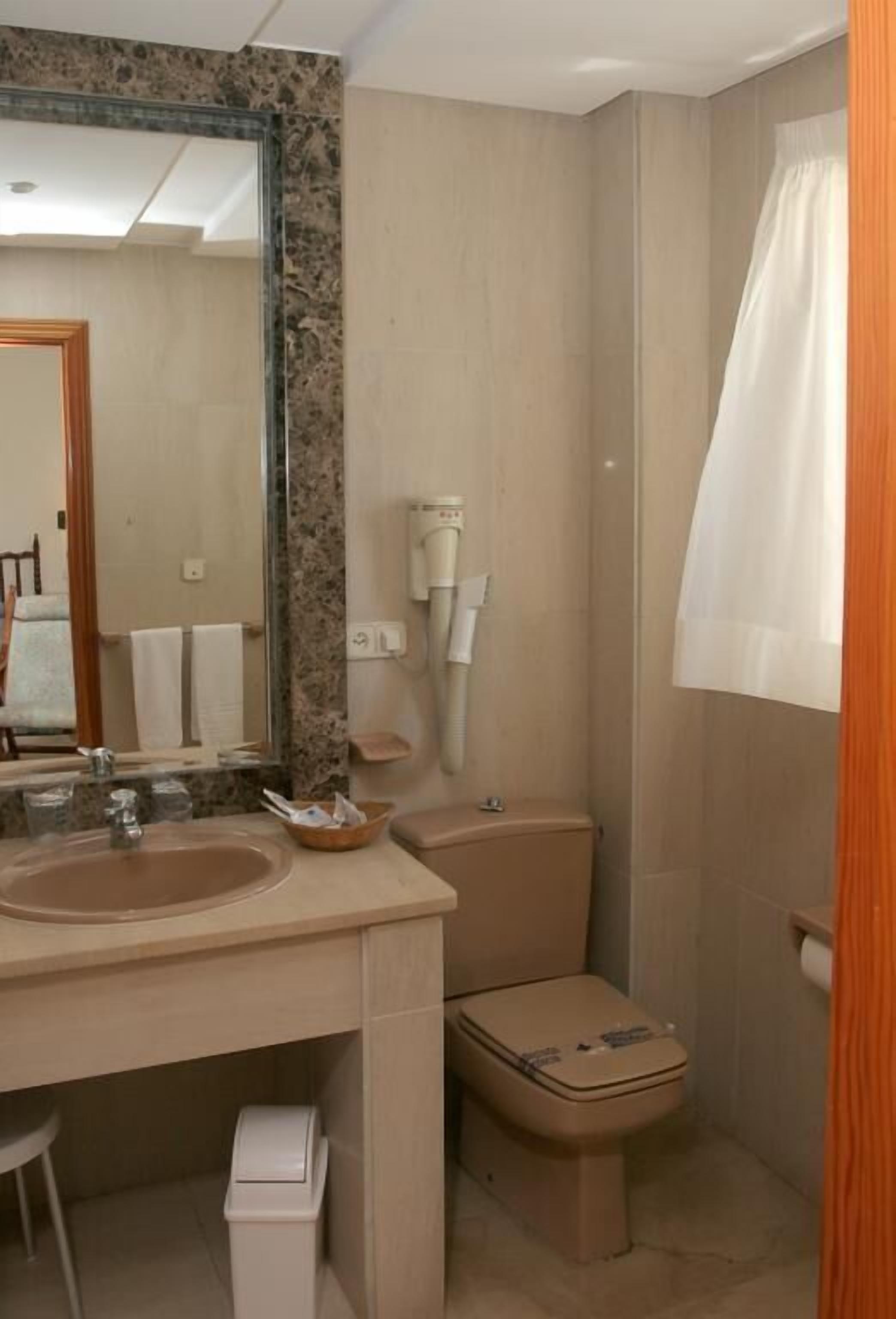 combined shower/bathtub, hair dryer, bidet, towels