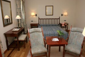 Kamer, 1 twee- of 2 eenpersoonsbedden | Een minibar, een bureau, gratis babybedden, extra bedden (toeslag)