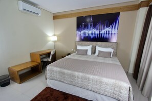 Luxury Suite | Minibar, desk, free WiFi, bed sheets - Prisma Plaza Hotel (Taubate)