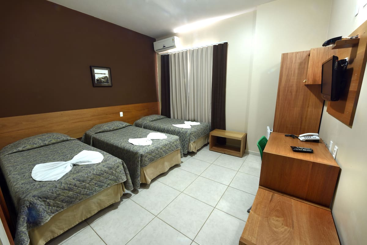 Habitación triple | Minibar, escritorio, wifi gratis y ropa de cama