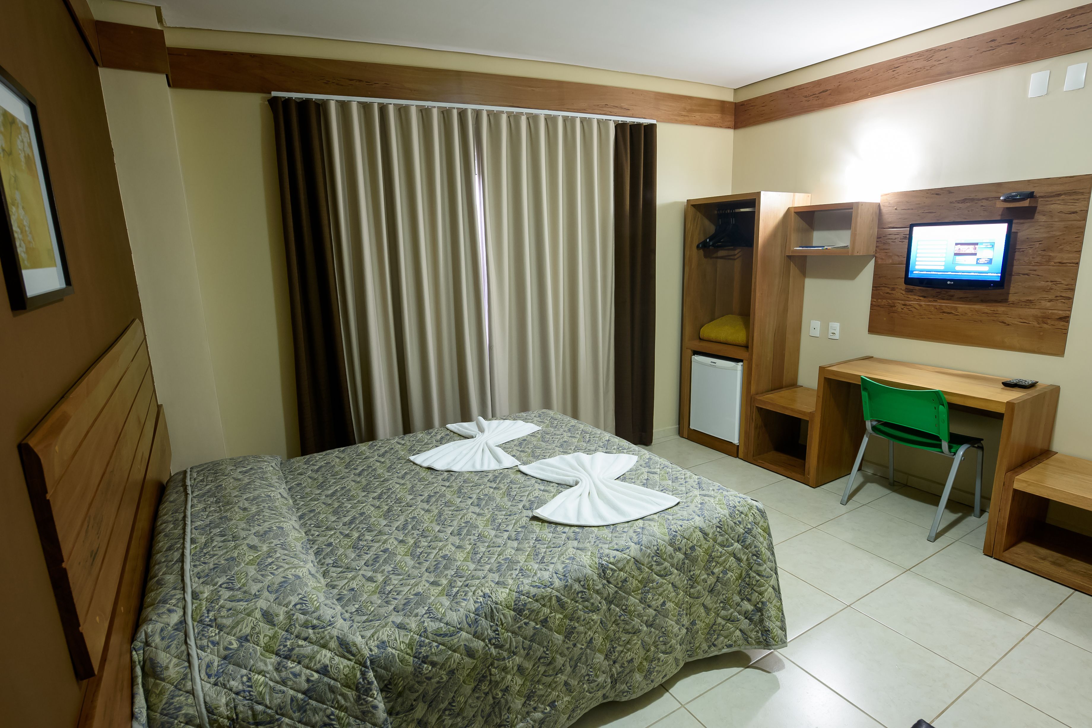 single room | minibar, desk, free wifi, bed sheets