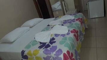 Quarto casal ou duplo | Cortinas blackout, Wi-Fi de cortesia