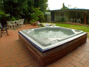 Outdoor spa tub