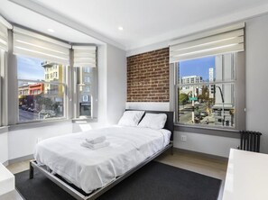 Premium bedding, desk, laptop workspace, free WiFi - Calista Organic Hotel (San Francisco)