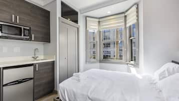 Roupas de cama premium, escrivaninha, espaço de trabalho para notebook